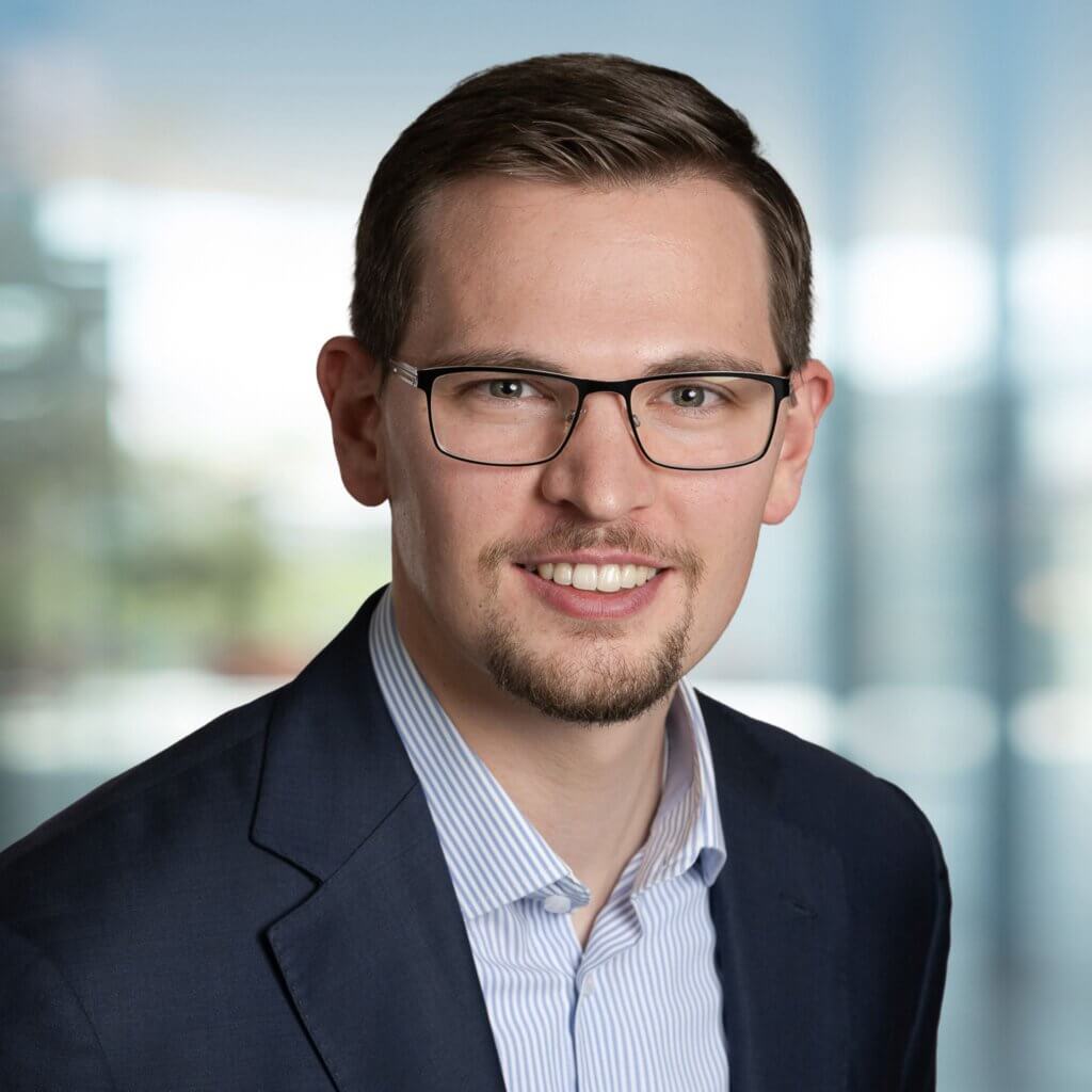 Portrait von Lukas Kern, dem geschäftsführenden Gesellschafter von Kern Neuland-IT GbR